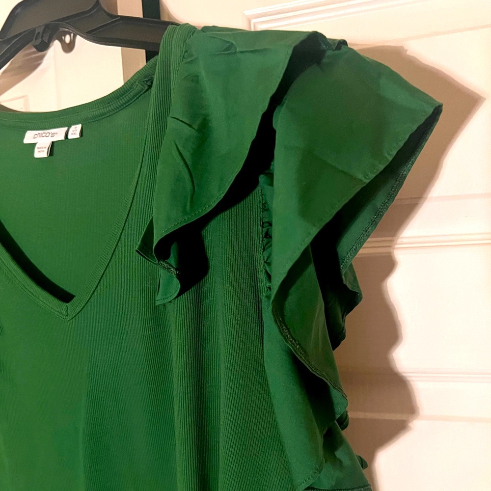 chicos kelly green ruffle sleeve shirt. Size 4